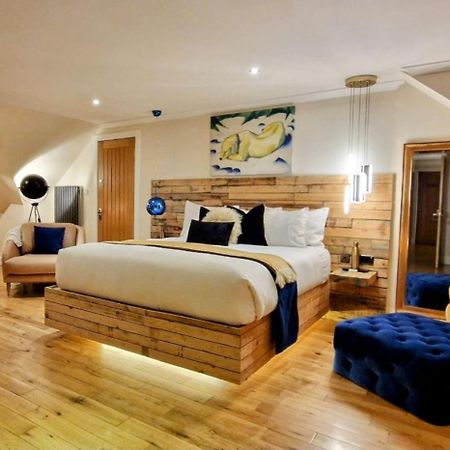 The Sleeping Dog Room At The Grumpy Schnauzer Bnb Huge Room, Luxe Suite, Private Hot Tub, Breakfast, Gym, Games Room, Farm Stay, Amazing Airdrie Kültér fotó