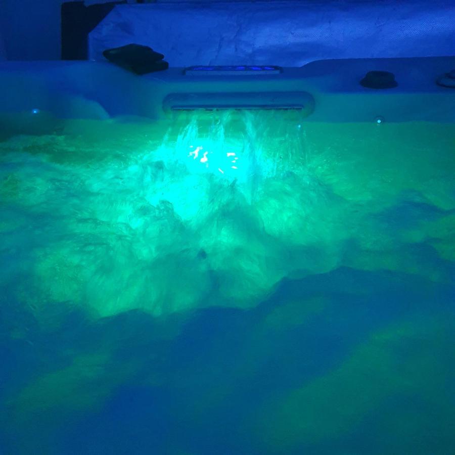 The Sleeping Dog Room At The Grumpy Schnauzer Bnb Huge Room, Luxe Suite, Private Hot Tub, Breakfast, Gym, Games Room, Farm Stay, Amazing Airdrie Kültér fotó